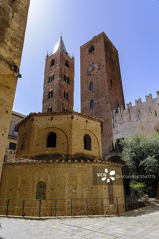 意大利利古里亚阿尔贝尼亚老城区，大教堂和洗礼堂的家族塔楼图片素材