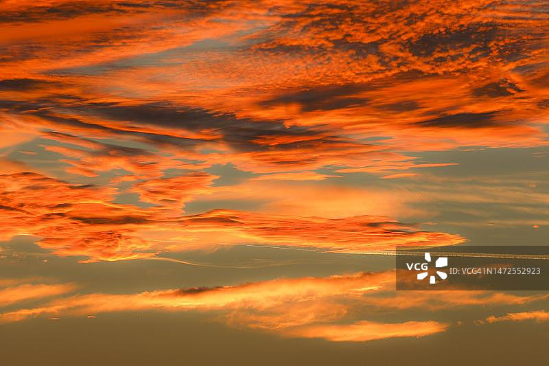 日落时分的云朵，利古里亚，意大利图片素材