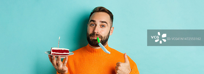 庆祝生日的滑稽成年男子特写，手持生日用品图片素材