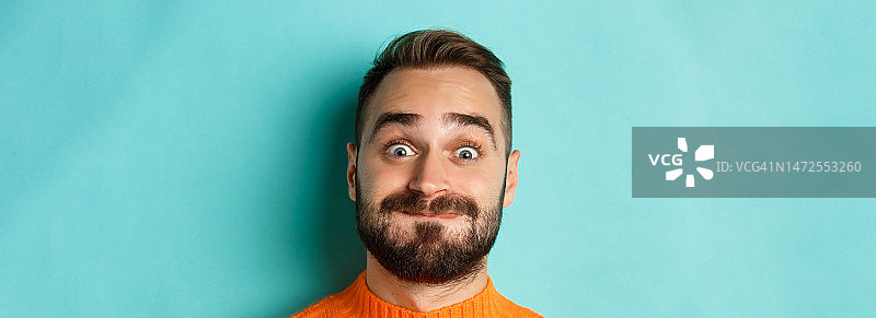 做鬼脸的趣味胡须男头像图片素材