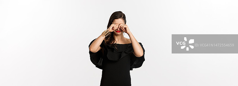 身穿黑色连衣裙的悲伤女子在哭泣图片素材