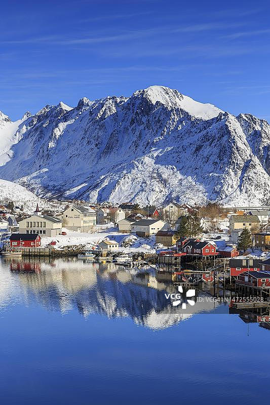 雷讷渔村的冬季雪山景色，位于挪威罗弗敦群岛图片素材