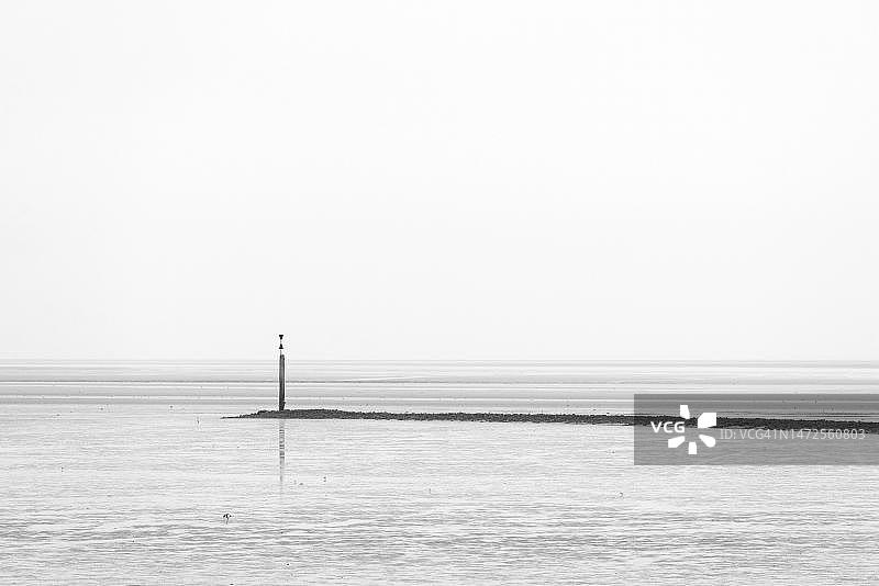 作为海岸保护的石制丁坝，低潮时瓦登海，黑白，北海，诺德代奇，下萨克森州，德国图片素材