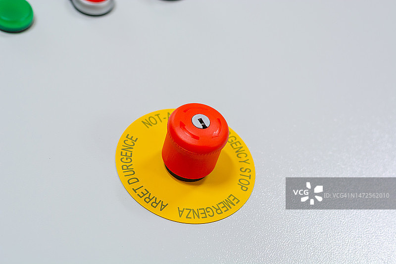 工人按下停止按钮，紧急红色按钮图片素材