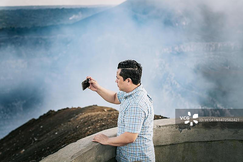 在尼加拉瓜马萨亚火山观景点拍照的游客图片素材