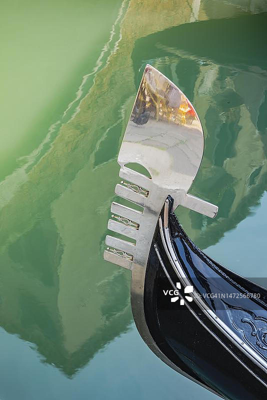 威尼斯圣马可区贡多拉船头的装饰，意大利威尼托威尼斯潟湖城市图片素材