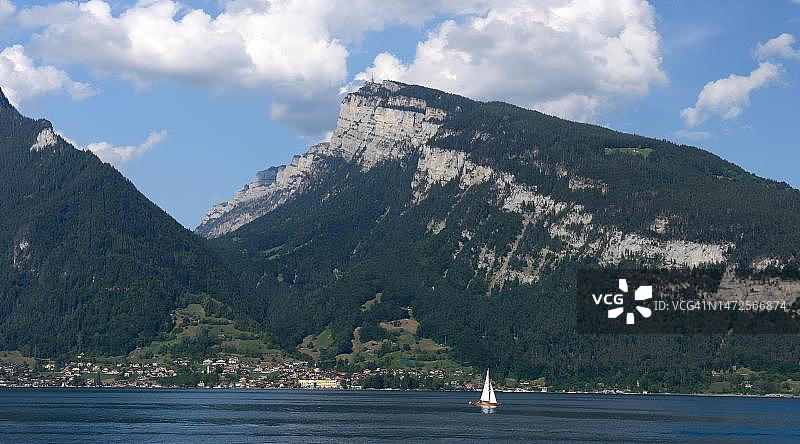 瑞士伯尔尼州图恩湖畔的尼德角峰图片素材