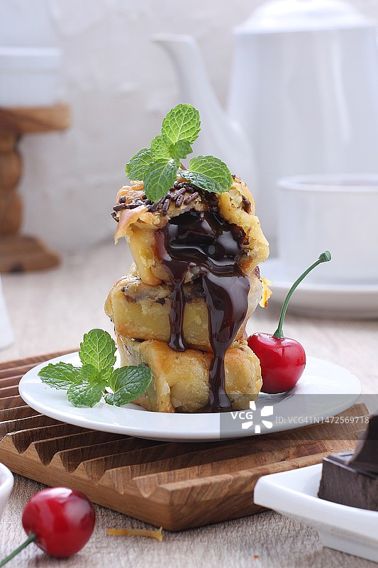 桌子上盘中甜点特写，印度尼西亚勿加泗市图片素材