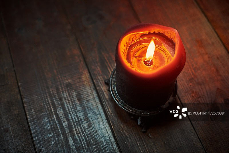 桌子上点燃的蜡烛高角度视图图片素材