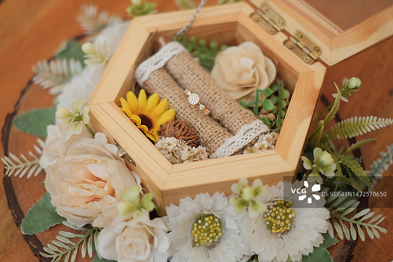桌子上盒子里的花卉的高角度视图图片素材