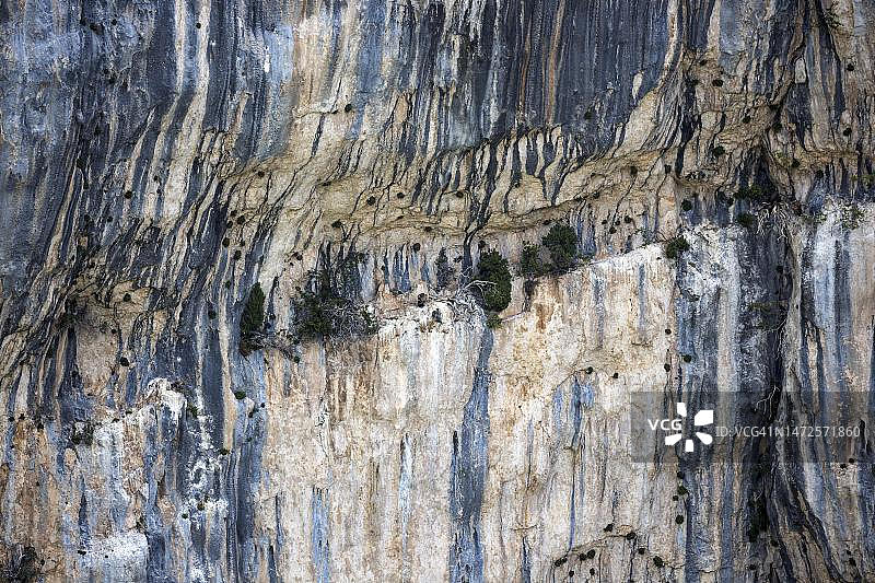 韦尔东峡谷陡峭悬崖的风化景象，位于法国普罗旺斯-阿尔卑斯-蓝色海岸大区韦尔东大峡谷图片素材