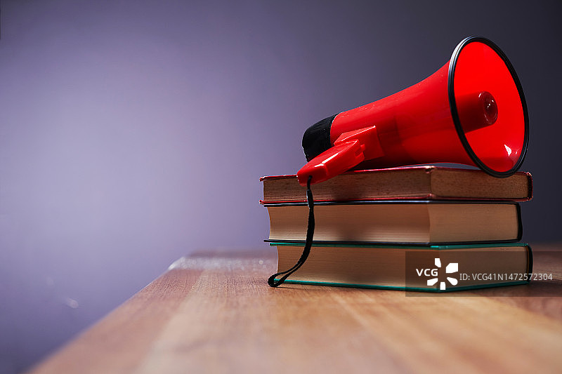 书堆顶部的扩音器，马来西亚图片素材