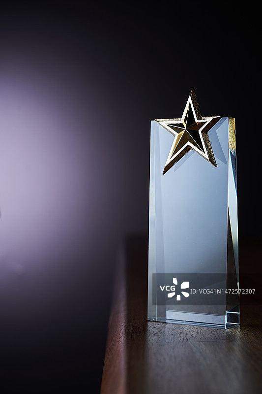 马来西亚木桌上的水晶奖杯图片素材