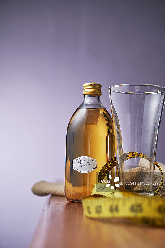 苹果醋、玻璃杯和卷尺（马来西亚）图片素材
