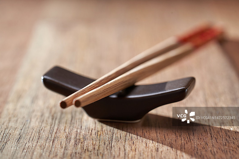 选择性聚焦：马来西亚的筷子架上的筷子图片素材