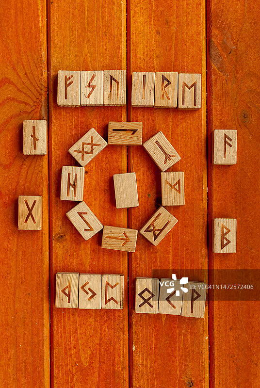 木桌上的木块特写，俄罗斯萨马拉州陶里亚蒂图片素材