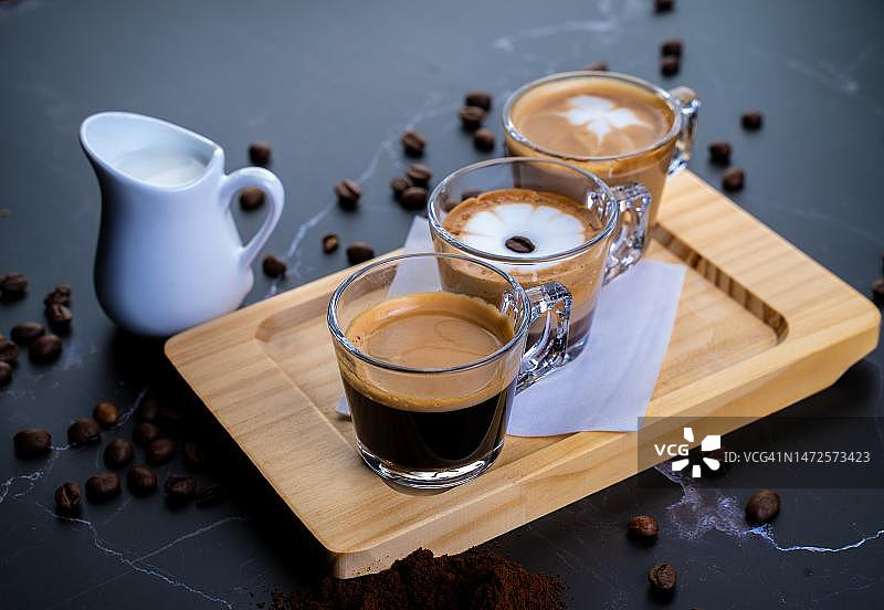 桌子上的咖啡俯视图，印度尼西亚图片素材