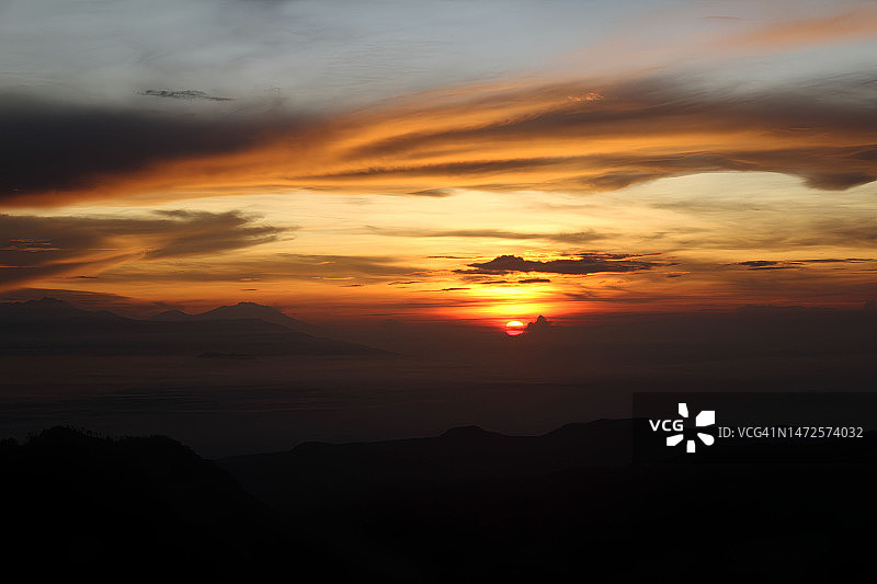 印度尼西亚日落时分的壮丽天空景色图片素材