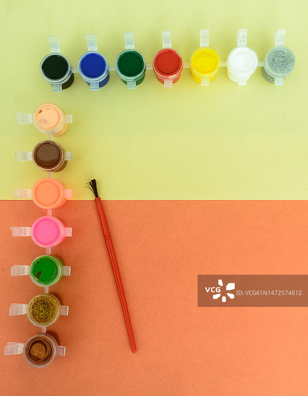 桌子上彩色物品的俯视图图片素材