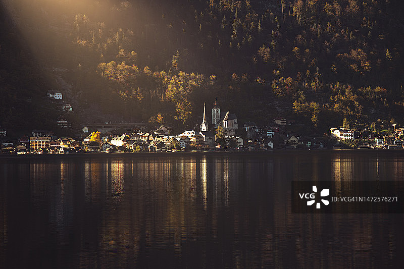 哈尔施塔特湖光山色日出图片素材