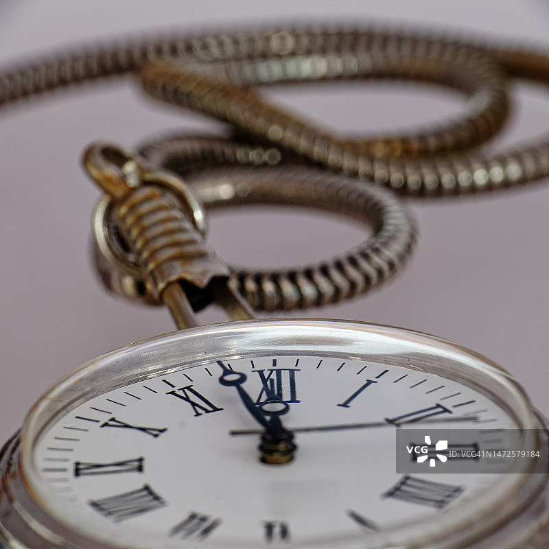 桌上的怀表特写图片素材