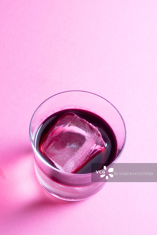 粉色背景下玻璃杯饮品俯视图，意大利图片素材