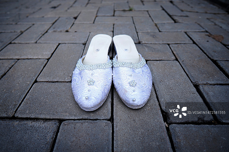 印度尼西亚，人行道上的鞋子图片素材