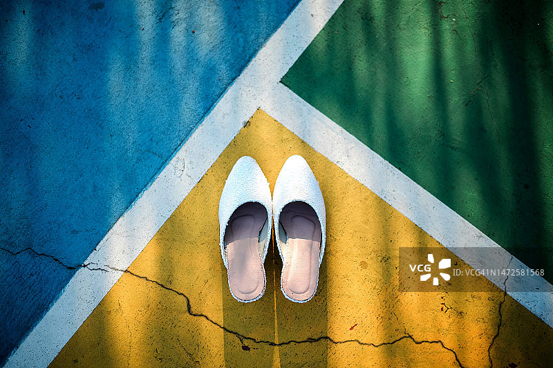 印度尼西亚地板上鞋子的俯视照片图片素材