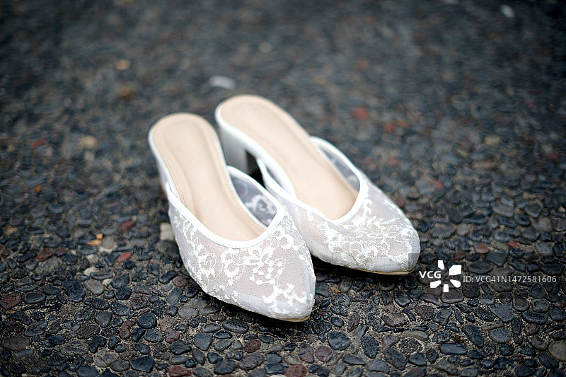 印度尼西亚道路上的鞋子的高角度视图图片素材