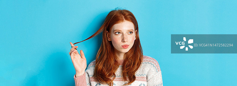 若有所思的红发女孩特写，看向左边图片素材