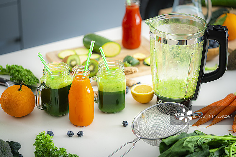 厨房桌上的健康果蔬汁图片素材