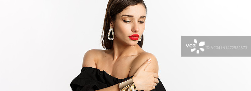 时尚美容概念：涂着红唇的优雅女子，黑色连衣裙图片素材
