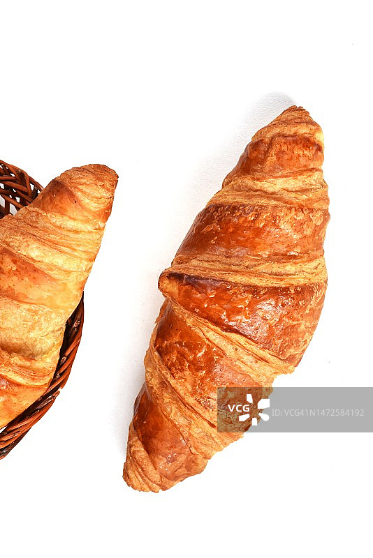 白色背景上的羊角面包俯视图，法国图片素材