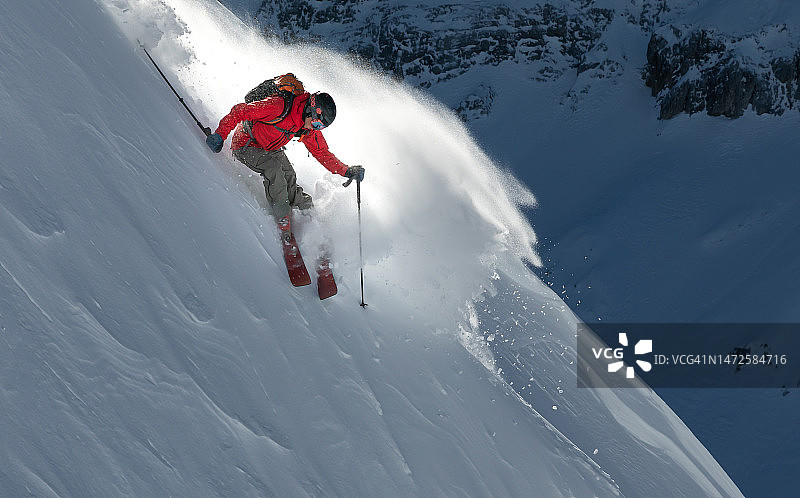 在雪山滑雪的男人，斯洛文尼亚博韦茨图片素材