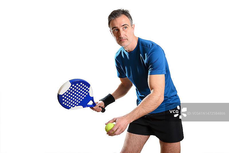 在白色背景下发球的板式网球运动员，西班牙图片素材