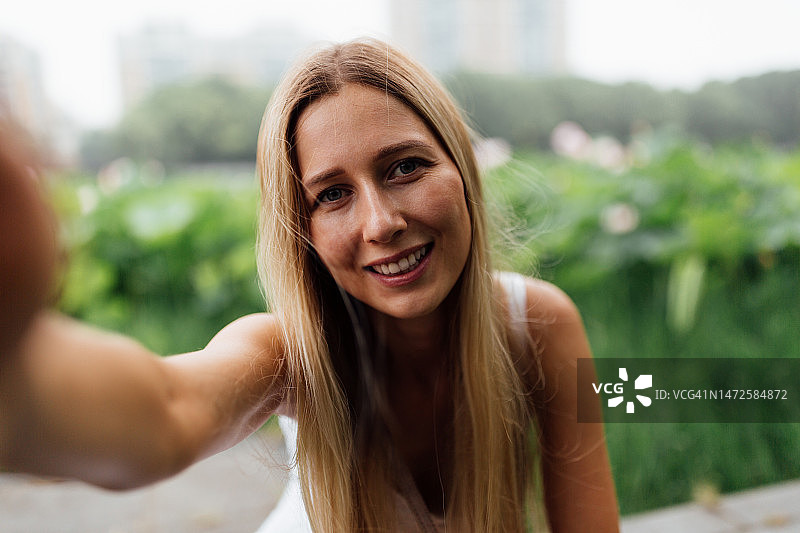 美丽金发女人户外自拍肖像图片素材
