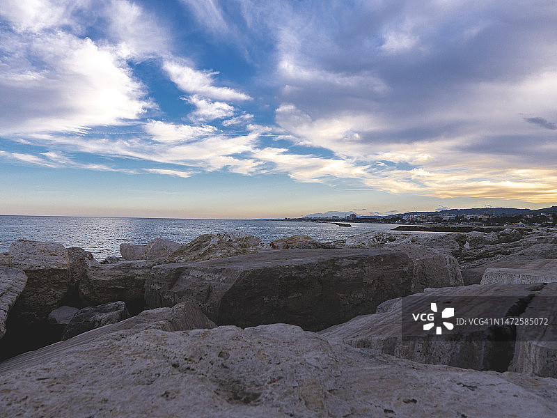 意大利阿斯科利皮切诺省圣贝内代托德尔特龙托南码头图片素材