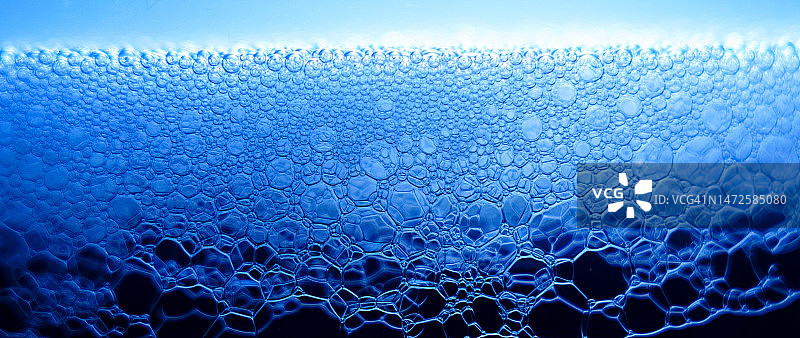 波光粼粼的蓝色海洋水面，意大利图片素材