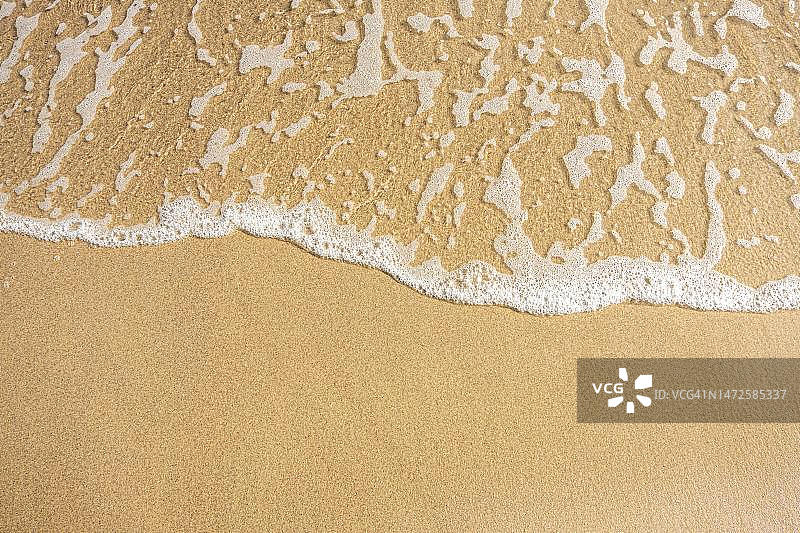 印度尼西亚海浪涌向岸边的鸟瞰图图片素材