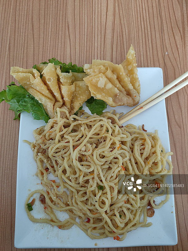 印尼帕苏鲁安餐盘面条高角度视图图片素材