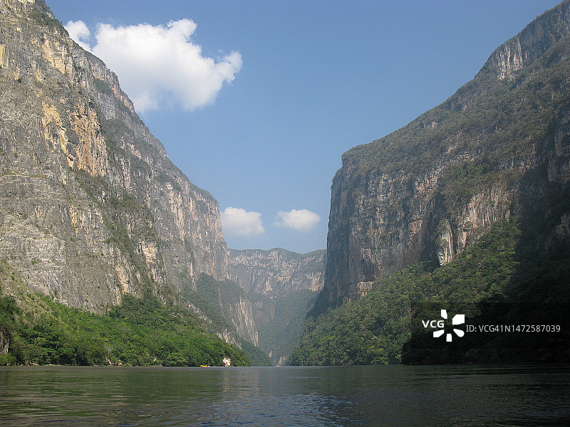 苏米德罗峡谷湖光山色风光图片素材