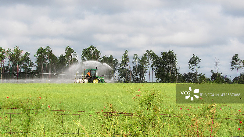 天空映衬下的农田风景图片素材