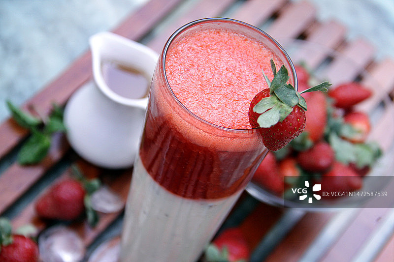 俯视角度拍摄的玻璃杯饮品图片素材