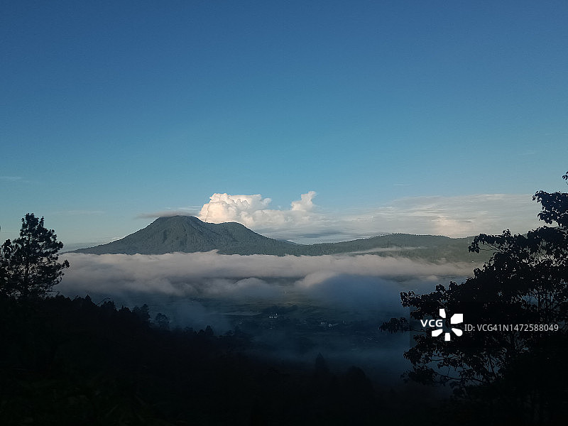 苏门答腊北部塔帕努里县山区凉爽的早晨空气，印度尼西亚图片素材