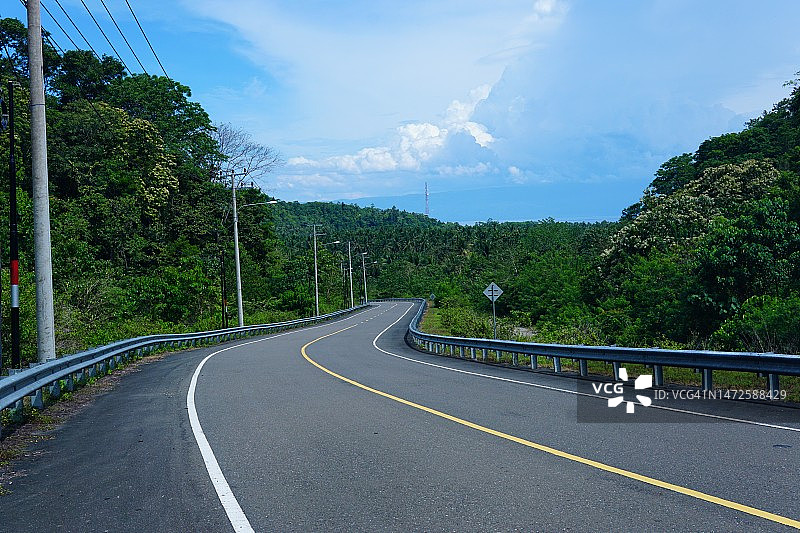 印度尼西亚树木中的空旷道路景色图片素材