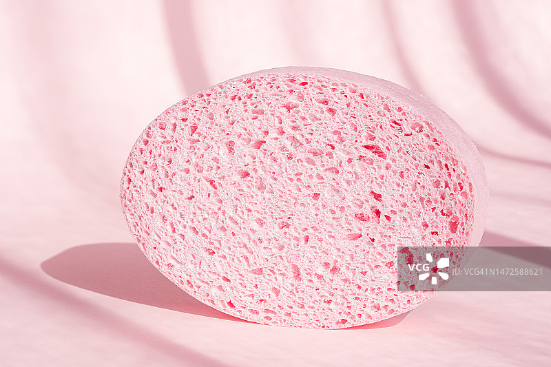 米兰，粉色多孔浴用海绵图片素材