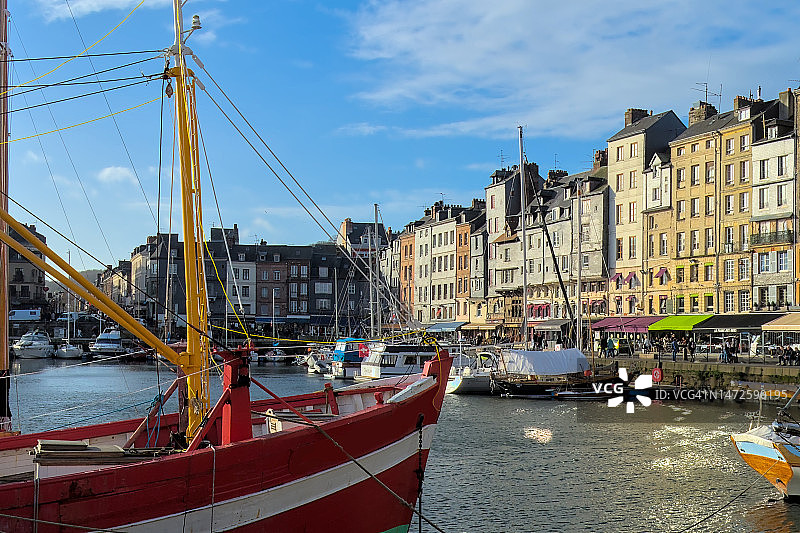 法国翁弗勒尔运河沿岸停泊的船只景色图片素材