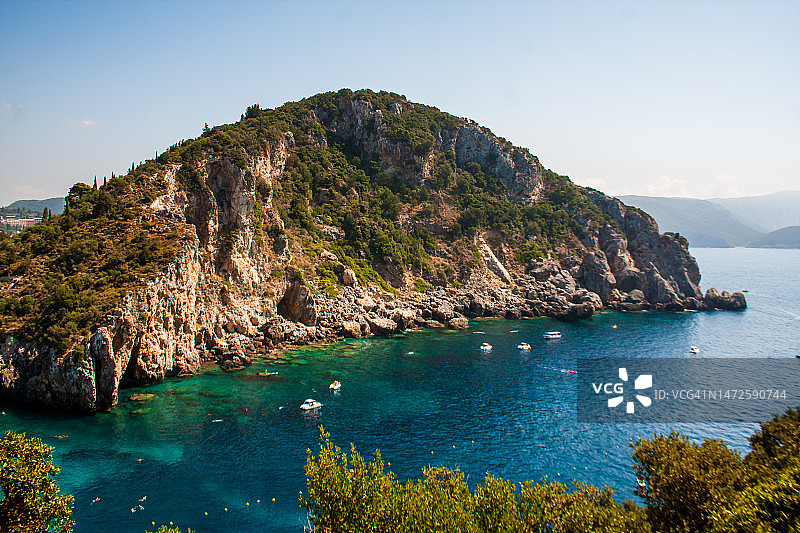 希腊科孚岛，晴朗天空下的海湾风景图片素材