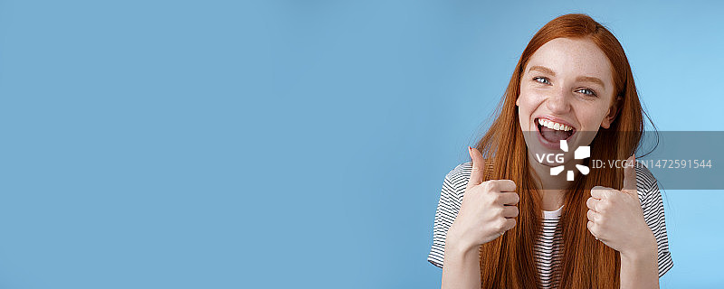 热情又有趣的红发美女说“耶”图片素材