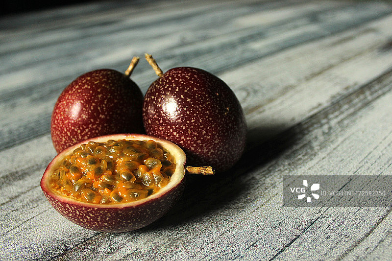 印度尼西亚沃诺吉里桌子上的西番莲果特写图片素材